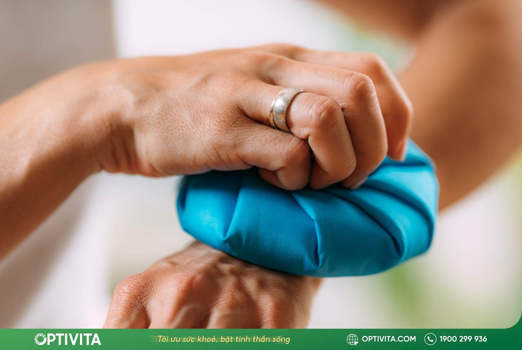 Chườm lạnh giảm đau và khô khớp cổ tay