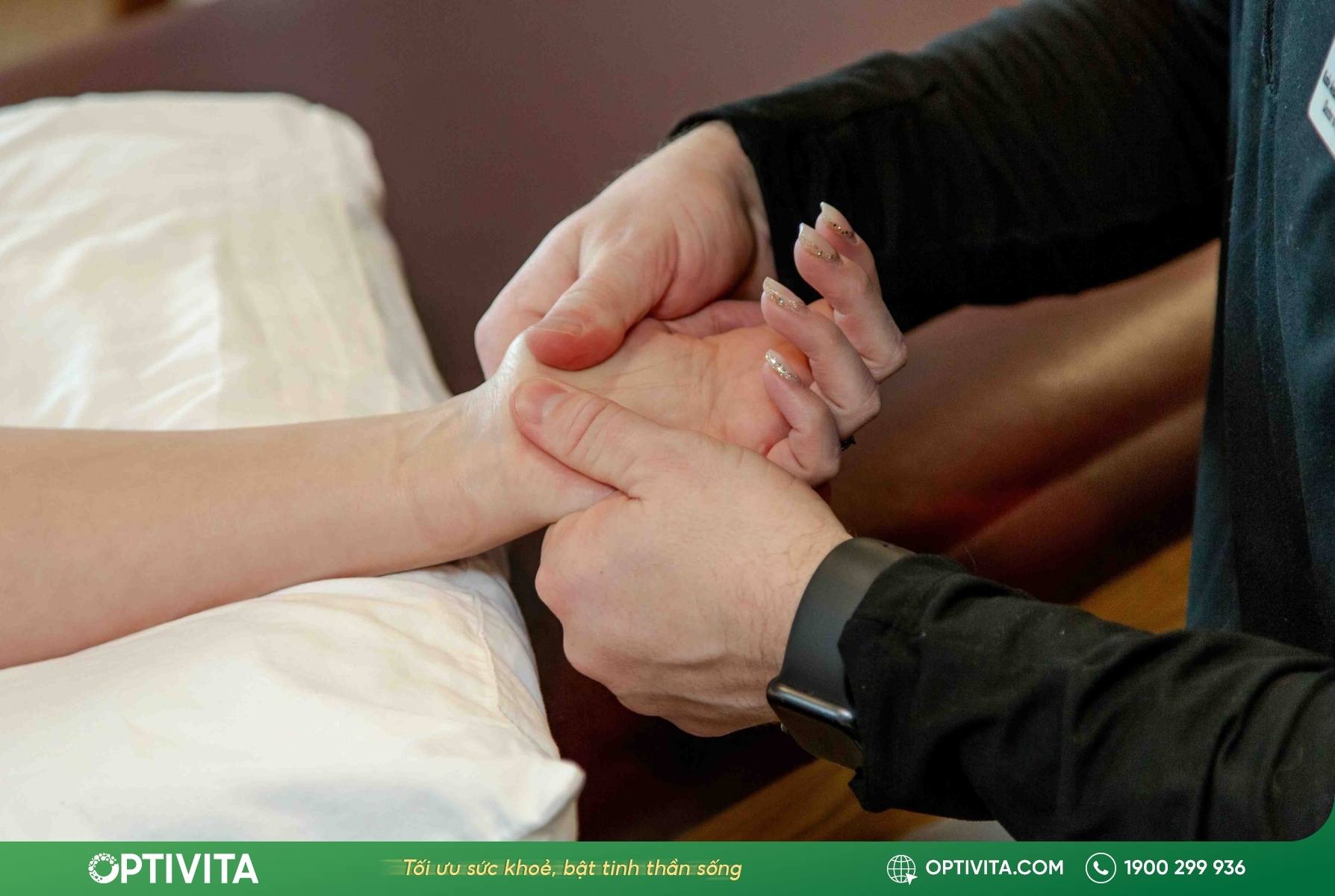 Massage nhẹ nhàng để giảm nhức khớp ngón tay trỏ