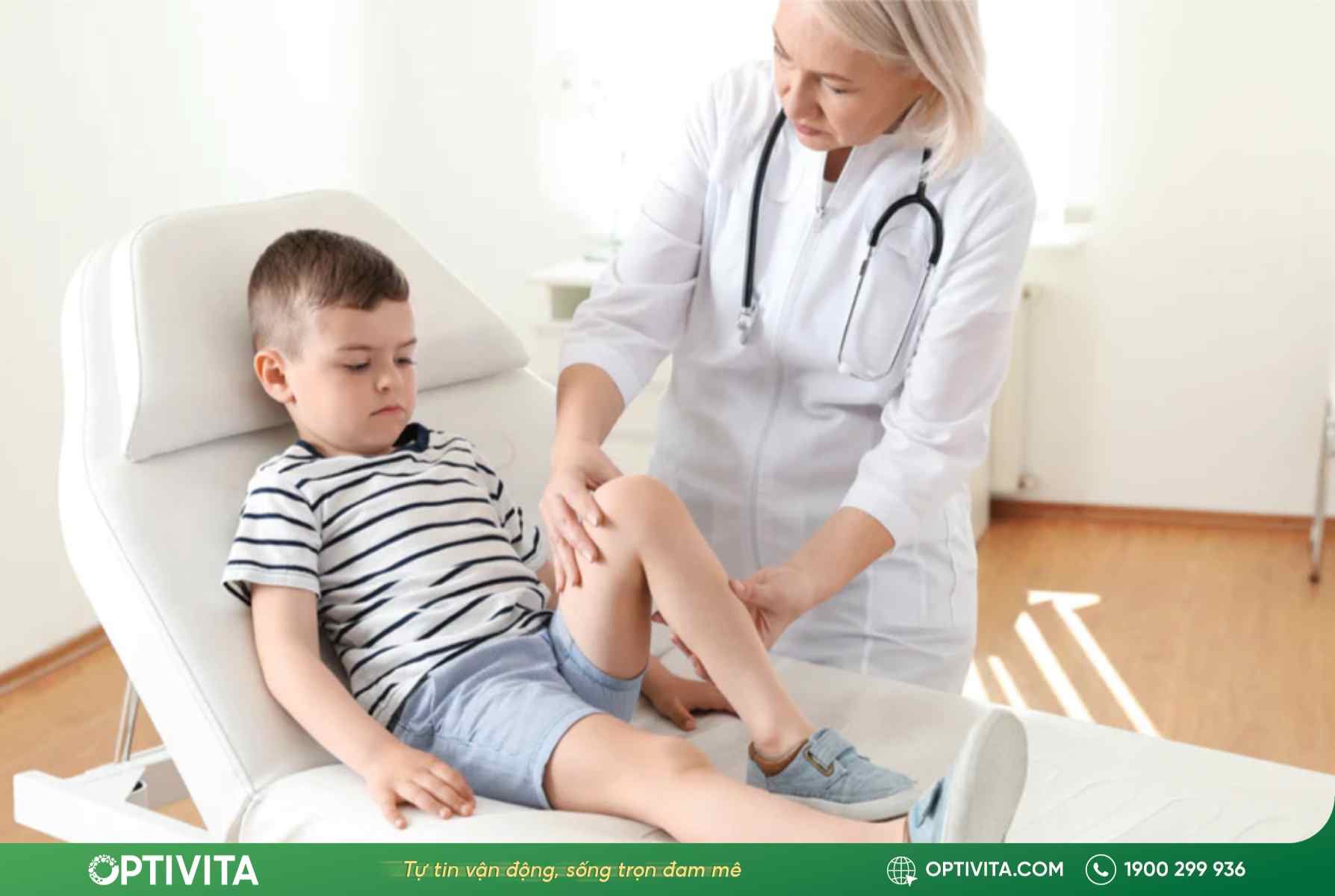 Thăm khám lâm sàng và khai thác tiền sử bệnh viêm khớp gối ở trẻ em