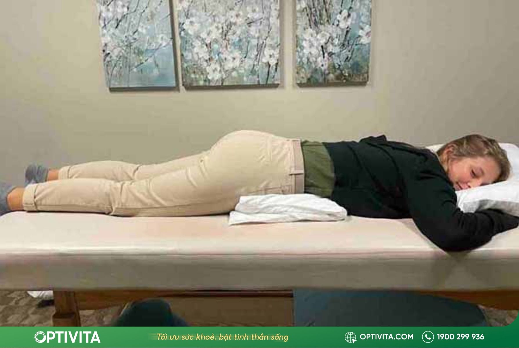 Nằm sấp (Không khuyến khích): Kê gối mỏng dưới vùng xương chậu